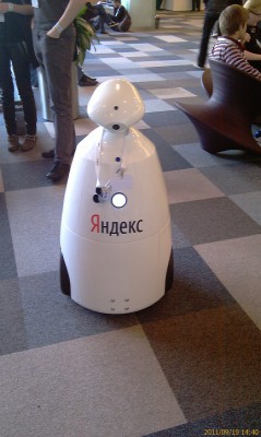 Вот он какой - Яндекс робот! Робот катался по всему этажу и то жаловался на потерю связи с шасси, то рассказывал шутки, совсем не стесняясь при этом в прямом смысле наезжать на посетителей :)